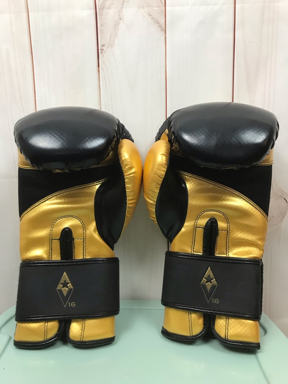 Revgear pinnacle P4 Gold & Black Boxing Gloves – 16oz - Picture 2 of 4